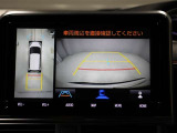 パノラミックビューモニターを装備。駐車場や交差点でクルマを真上から見るように周囲を確認できます。機能の詳細は販売店スタッフまでおたずねください。