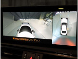 パノラミックビューモニター。車両を上から見たような映像を表示。運転席から目視しにくい車両周囲の状況をリアルタイムで確認できます。