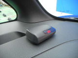 カーアラームは停車中にドアをこじ開けられると、音と光で回りにお知らせします。
