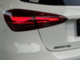 認定中古車はお車の経過年数や走行距離により1年もしくは2年間保証を付帯しております。「認定中古車保証」はメーカー保証です。全国のメルセデス正規販売店で保証を受けることができます。