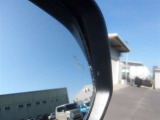ブラインドスポットモニター付きで斜め後ろの死角からの車両の接近を表示いたします。