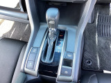 【eコンスイッチ】低燃費運転をサポートするECONモード。スイッチをONすると、エンジンやトランスミッション、A/Cなどを協調制御し、燃費の向上に貢献。エコドライブの効果を高めます。