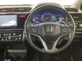 【ハンドル】運転にかかわる様々な操作を安全に行えるように視点移動が少なく操作性に配慮されたスイッチ類が凝縮されたコックピットです。