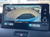 画面には車両後方の映像とガイド線が表示され、駐車時に周囲の状況を確認する目安になります。画面上の表示に沿って使えるため、車庫入れや駐車をサポートする便利な装備です。