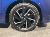 純正アルミホイールで、愛車をもっとカッコよく自動車メーカーが直接扱う純正アルミホイール。車種にマッチしたデザインで、愛車の個性を際立たせます。安全性や耐久性にも優れ、安心して使用できます。