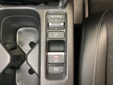 セレクターノブの下に、異なる加速感を楽しめるドライブモードスイッチがついています。一般道、スポーツ走行、エコ走行など、シーンに合わせて加速感を楽しめるドライブモードスイッチです。