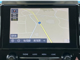 地図上に道路や現在地周辺の情報が表示され、目的地の確認や地図の表示変更に活用できます。画面内の表示が整理されており、行き先を設定する際にも必要な項目を見つけやすい構成です。