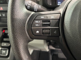 ステアリングにオーディオ操作スイッチが付いています。オーディオ画面に直接タッチしなくても操作が出来ますので、運転に集中できます。