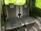 後席には複数名で座れるシートが並び、ヘッドレストやシートベルトも備わっています。窓から外の様子を確認でき、同乗者が落ち着いて過ごせる空間です。ご家族での移動にも活躍します。