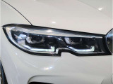 BMWの伝統の丸目4灯ヘッドライトでございます。LEDライトで視認性もよく明るく安全性の向上につながります。