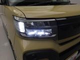 【フルLEDヘッドランプ】 白く明るい光で夜間走行の安心感を高めます。車両姿勢の変化に応じて、照射軸の上下方向が調節できるマニュアルレベリング機能付です。