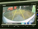 後方の映像にガイドラインが表示され、駐車時に周囲との距離を確認する際に役立ちます。画面で後方の状況を把握できるため、車庫入れや縦列駐車など日常の操作をサポートします。