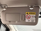 サンバイザーに鏡がついてますので車から降りる前に身だしなみチェック出来ます。