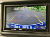 後方の様子を画面で確認でき、駐車時の周囲確認をサポートします。ガイド線も表示されるため、車両の後方位置を把握しながら落ち着いて駐車できます。