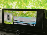 後方の映像に加えて車両周辺の様子も画面で確認でき、駐車時の安全確認をサポート。目視とあわせて周囲を把握しやすく、狭い場所での駐車にも便利です。