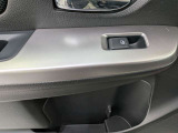 パワーウィンドウのスイッチですよ。運転席に居ながら窓を開け閉めのコントロールできます。