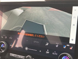 後方の映像を画面で確認でき、駐車時や後退時の周囲確認をサポートします。車両後方の状況を目で確かめながら操作できるため、見通しが限られる場所での駐車にも便利。安全確認を助ける日常使いにうれしい装備です。