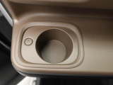 ホットドリンクをちょうどいい温度でキープしてくれる保温機能付きのホッとカップホルダー(前席)。ほっこり快適にドライブをサポート。