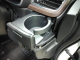 運転席側ダッシュボードにあるドリンクホルダーです。