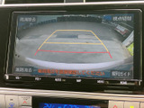 後方の様子を画面で確認でき、駐車時の車両周辺の把握をサポートします。ガイド線も表示されるため、後退時に距離感をつかみやすく、駐車を落ち着いて進められます。