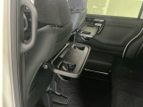 運転席と助手席のシートの裏に収納式のテーブルが装備されています。休憩時のちょっとした小物置きに使えてとっても便利ですね♪