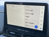 画面には設定項目が一覧で表示され、文字とアイコンを見ながら目的の項目を探せます。音声やオーディオ関連のメニューも確認でき、画面下のボタン類と合わせて日常の操作を進めやすい構成です。