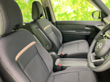 前席は座面と背もたれにゆとりがあり、運転席からの見通しも確認しやすい室内です。落ち着いた色合いのシートで、毎日の移動も心地よく過ごせます。