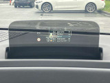 人気のヘッドアップディスプレイ!現在の車速、ナビゲーション・システムによるルート案内の矢印表示、チェック・コントロール、前車接近警告など、さまざまな情報をドライバーの視界内に直接表示いたします!