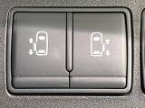【両側パワースライドドア】スマートキーや運転席のスイッチで後席両側スライドドアの開閉が可能♪電動だから力を入れてドアを開ける必要が無く、小さなお子様でも簡単に開け閉めでき快適です♪