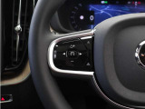 前方車を自動追従するアダプティブクルーズコントロールに加え、ステアリング操舵も行う進化型クルーズ『パイロットアシスト』を搭載。車体を車線内へと適正に維持しつつ先行車を忠実に追従します。