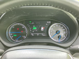 速度や燃料残量などの情報を運転席前で確認でき、中央の表示部には車両情報も表示されます。必要な情報をひと目で把握しやすく、毎日の運転を支えるメーター廻りです。