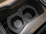 運転席の届きやすいところにドリンクホルダーがついています。視線をそらすことなく手に取れるので運転に集中できて安心ですね。
