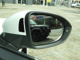 【ブラインドスポットアシスト】 車線変更アシスト機能。ドライバーの死角となる後方側面に車両を検知した際、ドアミラーに内蔵された警告灯が点滅しドライバーに注意を促します。