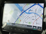 地図上に現在地や周辺道路が表示され、目的地までの経路を確認する際に便利です。画面内の案内表示も見やすく、慣れない場所へ向かうときのルート確認をサポートします。