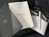 メンテナンスノート、取扱説明書ですね。 車の情報が凝縮されています。 車の整備記録が記載されている大事な物ですよ。