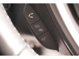 ステアリングには、ハンズフリー通話や音声操作に便利なスイッチを搭載!運転中も手元で操作できるので、快適で使いやすい装備です♪