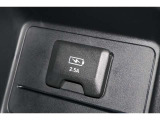 USBソケットがついていますのでコードを繋げばスマートフォンなどの充電が出来ます!