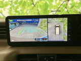 後方の映像に加えて車両周囲を上から見た表示も確認でき、駐車時の位置合わせをサポートします。画面上の目安を活用しながら、狭い場所での切り返しや駐車を落ち着いて行える便利な装備です。