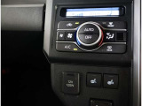 左右独立温度コントロールフルオートエアコンです。運転席、助手席それぞれで独立して温度設定ができます。冷え性の方が乗っても安心ですね♪