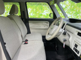 明るい色合いのシートと大きな窓により、運転席まわりは開放的な印象です。前方や側方を見渡しやすく、乗り降りする際もゆとりを感じられます。