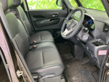 前席は座面と背もたれにゆとりが感じられ、運転席まわりも見渡しやすい配置です。乗り降りの際も室内の様子を確認しやすく、日常の移動を快適に支えます。