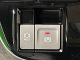 指先だけで簡単に操作が可能な電動パーキングブレーキを採用。「HOLD」スイッチを押すと