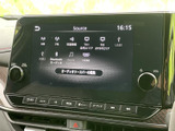 AM・FMラジオをはじめ、BluetoothやUSBなど複数の音源が画面に表示されています。利用したい項目を選べる構成で、普段聴いている音楽やラジオを車内で楽しみたい方に便利です。