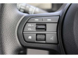 ハンドル左部分でオーディオ操作が可能。そのため、運転中でも目線をずらさずに安全運転♪