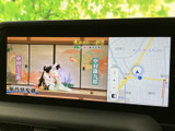 停車中にテレビ番組を視聴でき、地図と並べて表示する画面構成も確認できます。休憩時間などに映像を楽しみたい方にうれしい装備で、画面操作も見て選びやすい仕様です。