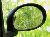 車体側面に備わるミラーは、周囲の様子を確認する際に役立つ装備です。鏡面の面積があり、乗車時にも外側の状況を見やすい配置で、日常の移動をサポートします。