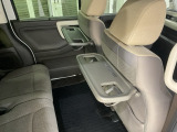 2列目にはシートバックテーブルがあります