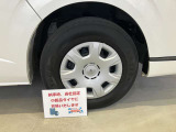 お引き渡しの際は当社指定新品タイヤに交換してご納車させていただきます。