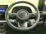 握ったまま手元のスイッチに目を向けやすい配置で、運転中の視線移動を抑えるのに役立ちます。音量などの操作も手元で行える構成となっており、日常の運転をサポートします。