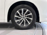 タイヤサイズは(225/60R17)で純正アルミホイールです!